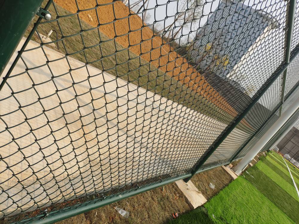 玉林玉州四米日字型球場圍網(wǎng)運(yùn)動(dòng)場地施工 高品質(zhì)烤漆工藝確保持久耐用不掉色
